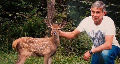 Aladino Montes con 'Bambi', cuando aún era una cría.