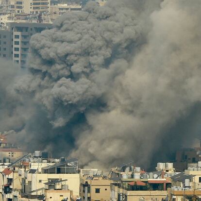 FOTODELDÍA BEIRUT (EL LÍBANO), 28/09/2024.- Una columna de humo sale de un edificio tras los ataques israelíes en los suburbios del sur de Beirut, Líbano, contra oficinas de Hizbulá, este sábado. EFE/ Wael Hamzeh
