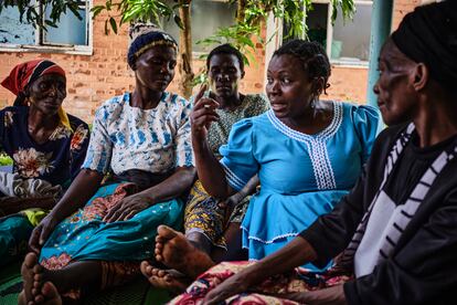 Martha Kambewa (en el centro, vestida de azul) tiene 42 años y fue paciente con cáncer de cuello uterino en el Hospital Central Queen’s Elizabeth de Blantyre, en la zona sur de Malaui. Tras pasar por cinco sesiones de quimioterapia y una histerectomía (operación para extraer el útero), el cáncer remitió. Ahora, su labor consiste en hablar con las mujeres sobre su experiencia para convencerlas de que terminen el tratamiento más allá de las dificultades del proceso. 