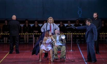 Macduff (Charles Castronovo) apunta con su pistola a Lady Macbeth (Asmik Grigorian) y Macbeth (Vladislav Sulimsky), aún vivos, bajo la atenta mirada de Malcolm (Davide Tuscano).