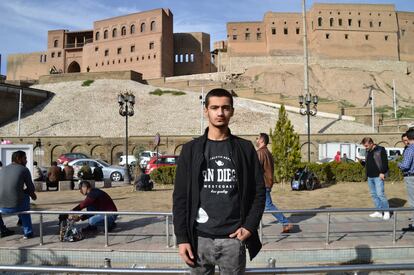 El joven Alireza Babaee posa en Erbil, en el Kurdistán iraquí.