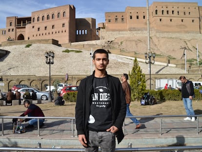 El joven Alireza Babaee posa en Erbil, en el Kurdistán iraquí.