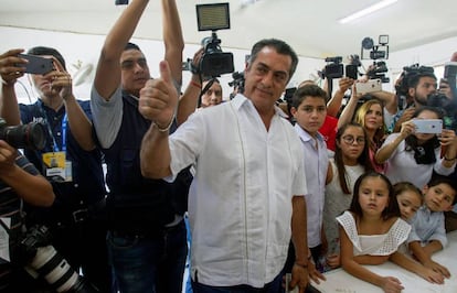 El candidato independiente Jaime Rodríguez saluda a la prensa al momento de emitir su voto en la ciudad de Monterrey.