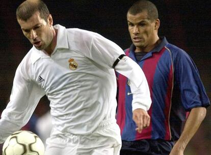 <b> Florentino no rompe la racha </b>. Parecía que el segundo año del proyecto de Florentino era el idóneo para romper la mala racha que acompañaba al Real Madrid en el Camp Nou. El Real Madrid dominó durante la primera parte y Zidane lo materializaba con un gol en su primer "Clásico". Pero un fallo de César, titular aquella temporada por delante de Casillas, le permitía a Xavi firmar las tablas en un partido en el que el césped fue invadido dos veces: en la primera parte por dos manifestantes que se encadenaron a la portería del Barcelona y, en la segunda, por otros que con banderas del País Vasco.