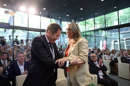 El hasta hoy presidente de CEPYME, Gerardo Cuerva y la recién elegida presidenta, Ángela de Miguel, durante la Asamblea General Electoral, este martes en Madrid.