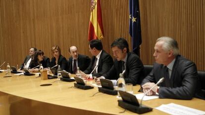 El secretario general del PSOE, Alfredo Pérez Rubalcaba, junto al resto de la dirección del grupo parlamentario.