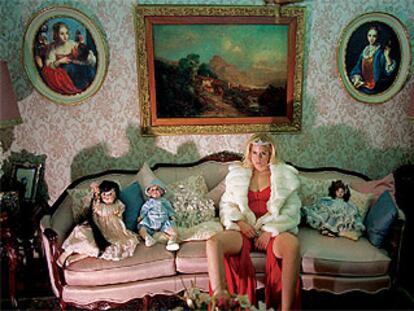 'Sin título (Inge)', de la serie 'Ricas y famosas' (1999), de la mexicana Daniela Rossell.