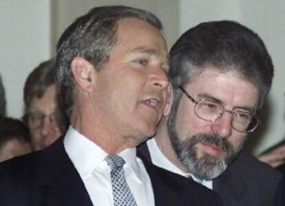 El presidente de EE UU, George Bush (izquierda), conversa con Gerry Adams ayer en Washington.