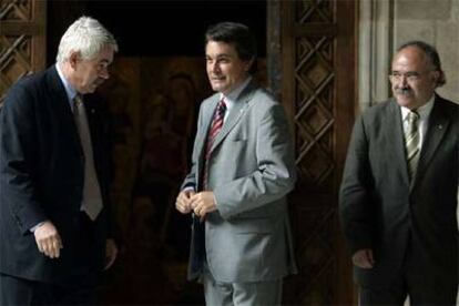 De izquierda a derecha, Pasqual Maragall, Artur Mas y Josep Lluís Carod, antes de la reunión de los líderes políticos catalanes celebrada ayer.