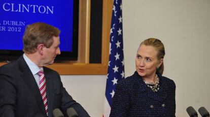 El primer ministro irlandés, Enda Kenny, y Hillary Clinton en Dublín.