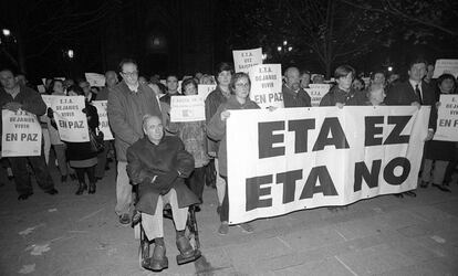 Bandrés ha participado en varias manifestaciones contra la banda terrorista, incluso cuando un derrame cerebral le apartó de la vida política hace más de 15 años. En esta encabeza una marcha en silla de ruedas por las calles de su ciudad, San Sebastián, tras la ruptura de una tregua en 1999.