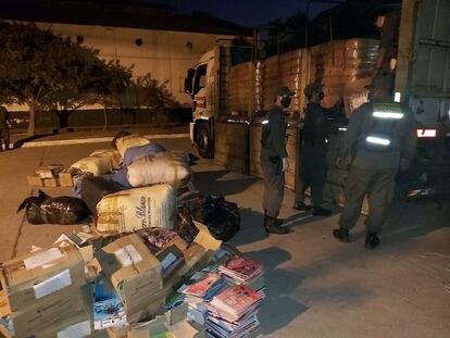 La policía argentina revisa un camión de carga que transportaba dinero en efectivo oculto en la cabina, el 18 de junio de 2020.