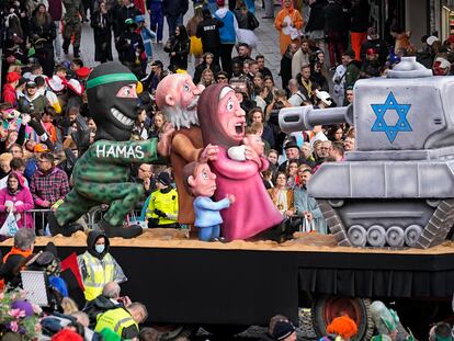 Una carroza del carnaval de Dusseldorf (Alemania), el día 12, mostraba a un miembro de Hamás empujando a varios palestinos frente a un tanque israelí.