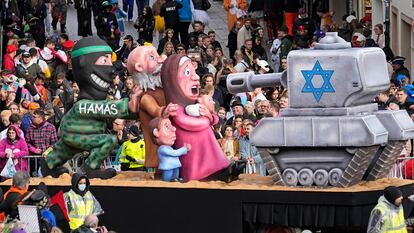 Una carroza del carnaval de Dusseldorf (Alemania), el día 12, mostraba a un miembro de Hamás empujando a varios palestinos frente a un tanque israelí.