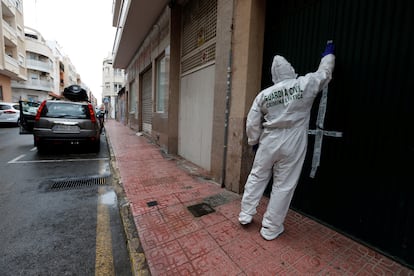 La Guardia Civil precinta la vivienda del suceso, este sábado.