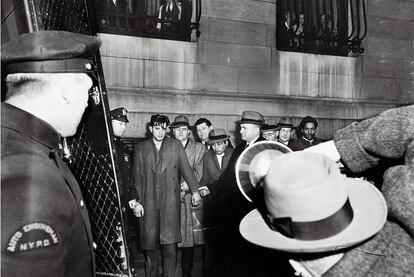 <i>Line-Up for Night Court </i>(circa 1940), de Weegee.