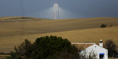 Una torre perteneciente a una planta solar de Abengoa en el parque &quot;Solucar&quot; situado en Sanlucar la Mayor, cerca de Sevilla.