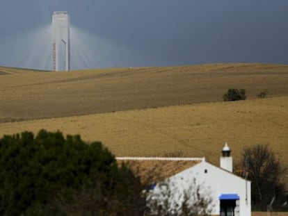 Una torre perteneciente a una planta solar de Abengoa en el parque &quot;Solucar&quot; situado en Sanlucar la Mayor, cerca de Sevilla.