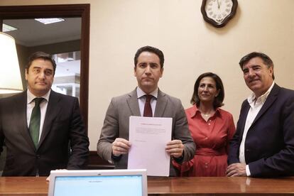Los diputados del PP Ignacio Echániz, Teodoro García Egea, Isabel Borrego y José Antonio Bermúdez de Castro, ayer ante el registro del Congreso.