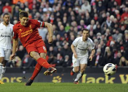Steven Gerrard marca un gol de penalti frente al Tottenham Hotspur en Anfield (Liverpool), el 10 de marzo 2013.
