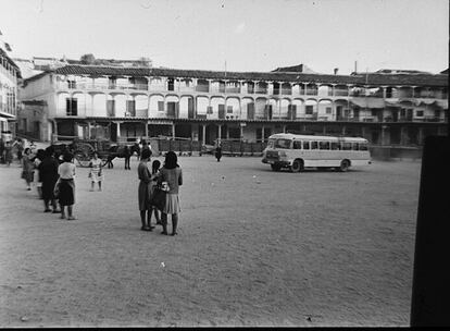La foto muestra cómo era la plaza en una imagen tomada en 1965. Poco después, en los 70, se sometió al recinto a una primera rehabilitación, aunque de menor envergadura que la que ha acometido ahora la Comunidad de Madrid, que ha devuelto el color original a los muros, entre otras mejoras.