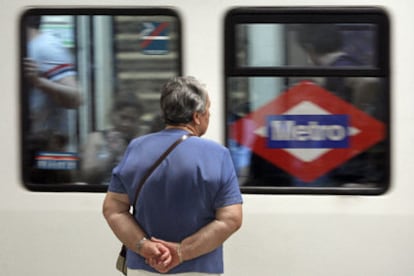 Una pasajera ve pasar un metro en la estación de Sol.