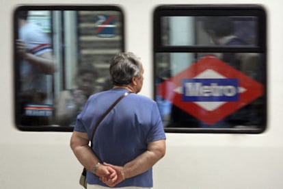 Una pasajera ve pasar un metro en la estación de  Sol.