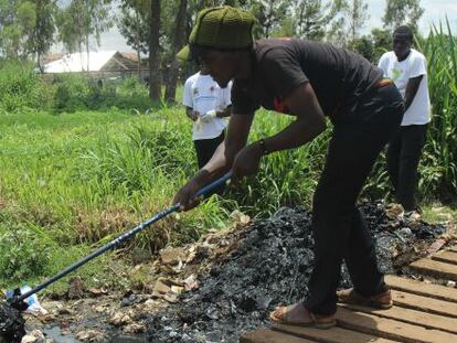 J&oacute;venes limpiando Kibera.