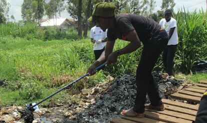 J&oacute;venes limpiando Kibera.