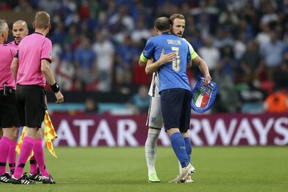 El inglés Harry Kane, a la derecha, y el italiano Giorgio Chiellini se abrazan antes del partido.