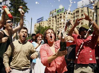 Mientras unos lloraban la muerte de Pinochet, los opositores a su régimen celebraban por las calles de Santiago el fin del dictador, incluso descorchando botellas de champán.