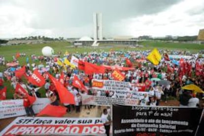 La principal reivindicación de los sindicatos es la reducción de la jornada laboral de las actuales 44 horas semanales a 40 sin que se produzca una reducción del salario. EFE/Archivo