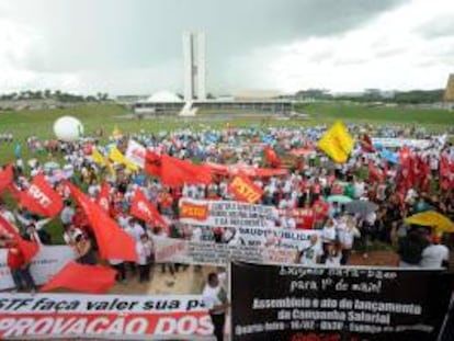 La principal reivindicación de los sindicatos es la reducción de la jornada laboral de las actuales 44 horas semanales a 40 sin que se produzca una reducción del salario. EFE/Archivo