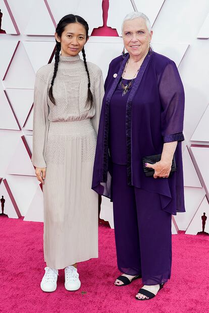 Chloé Zhao, ganadora del Oscar a mejor dirección por Nomadland, se ha convertido en la segunda mujer de la historia en conseguir la estatuilla en esta categoría. Para la ocasión escogió un vestido bordado de Hermès y acudió acompañada de Charlene Swankie, una de las actrices de la película.