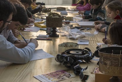 Un grupo de chavales durante uno de los talleres de MICE.