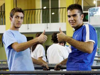 Mario Moñino (izquierda) y Paco Salinas, en el gimnasio del hospital.