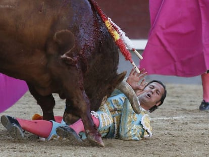 David Mora sufre un revolc&oacute;n en su primer toro.