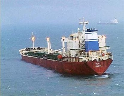 El petrolero turco <b></b><i>Vicky,</i> ayer en aguas del canal de la Mancha.