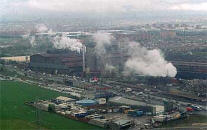 Vista aérea de las emisiones de una acería en el polígono industrial de Villaverde en Madrid.