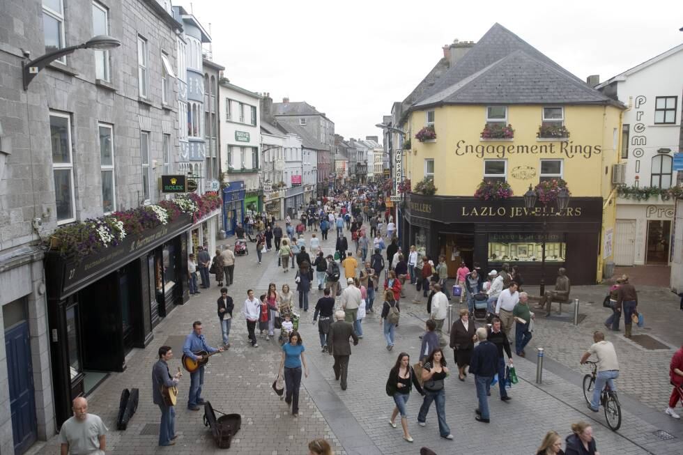 De paseo por la calle principal de Galway. 