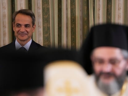 El primer ministro griego, Kyriakos Mitsotakis, preside la jura del cargo de su nuevo Gobierno, este martes en el palacio presidencial de Atenas.