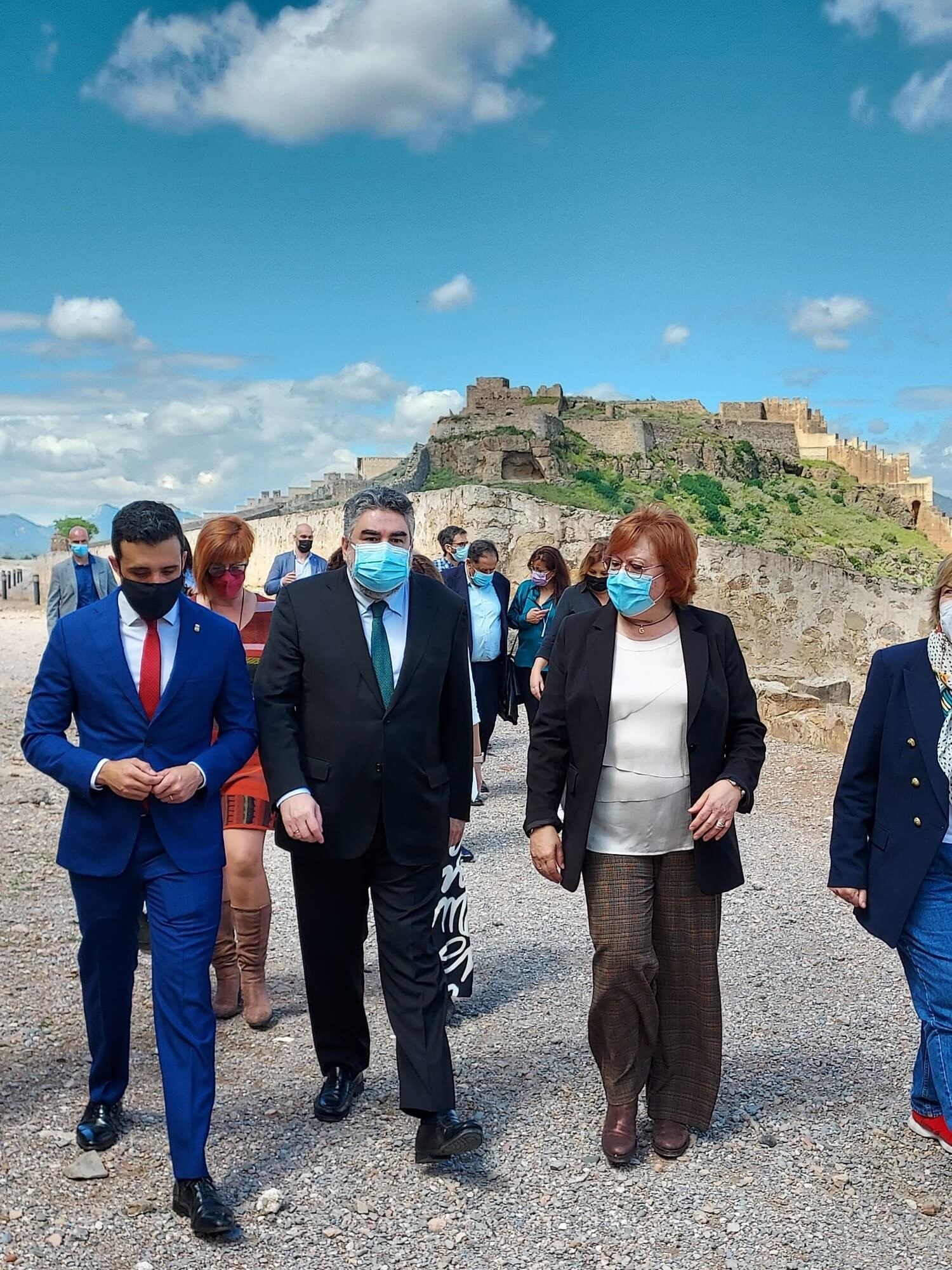 El alcalde de Sagunto, Darío Moreno; el ministro José Manuel Rodríguez Uribes, y la delegada de Gobierno, Gloria Calero, en Sagunto este jueves, con el castillo al fondo.  