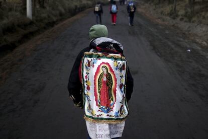 Peregrinos caminan por un sendero del Paso de Cortés, en el mexicano estado de Puebla este viernes 9 de diciembre de 2016, para llegar a la Basílica de Guadalupe, en la capital mexicana, para conmemorar el 485 aniversario de la aparición de la Virgen de Guadalupe. 