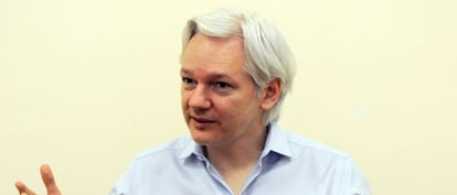 Julian Assange habla ante la prensa a mediados de junio desde el interior de la embajada de Ecuador en Londres. 