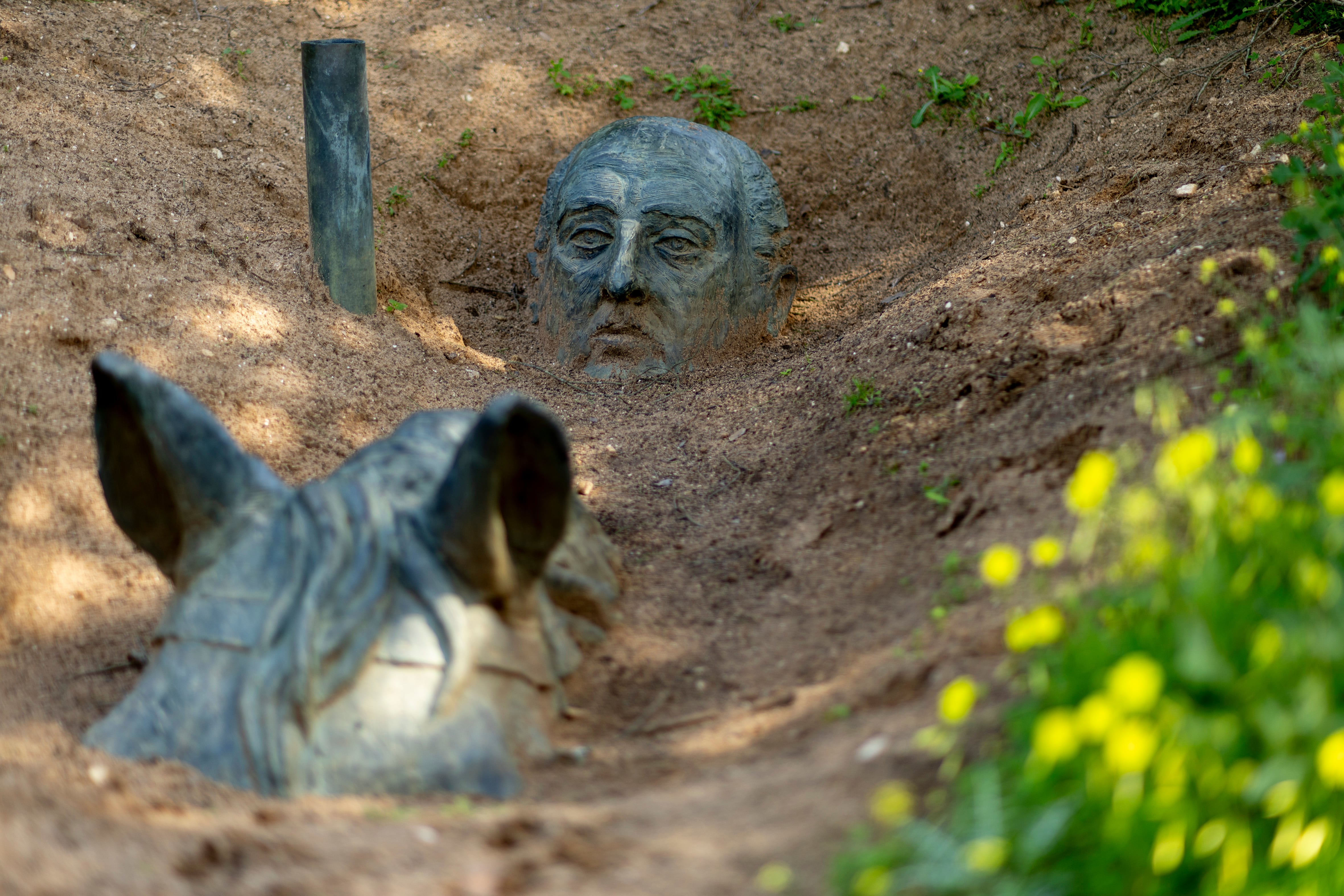 La obra 'Pacto de Madrid', 2003 de Fernando Sánchez Castillo, presente en la Fundación Montenmedio Contemporánea.