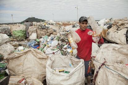 Un hombre separa material reciclable en el vertedero de Cateura, en Asunción (Paraguay) el 2 de julio de 2014.