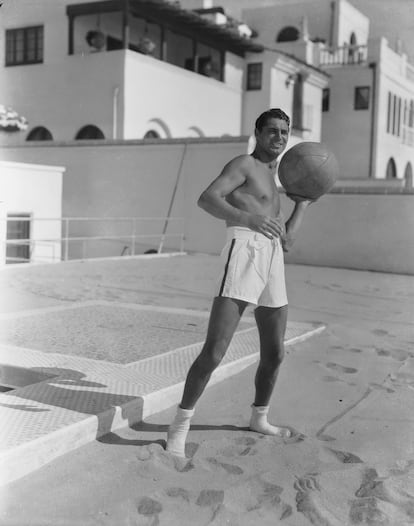 Cary Grant juega en la playa frente a la casa que compartía con el actor Randolph Scott.