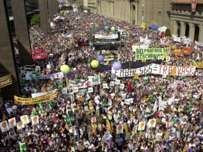 Manifestaci&oacute;n en Zaragoza en 2002 contra el trasvase del Ebro.