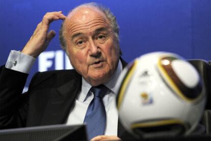 Blatter, junto al balón del Mundial, el Jabulani.