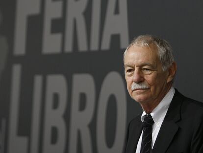 El escritor Eduardo Mendoza, ayer en la Feria del Libro de Sevilla.